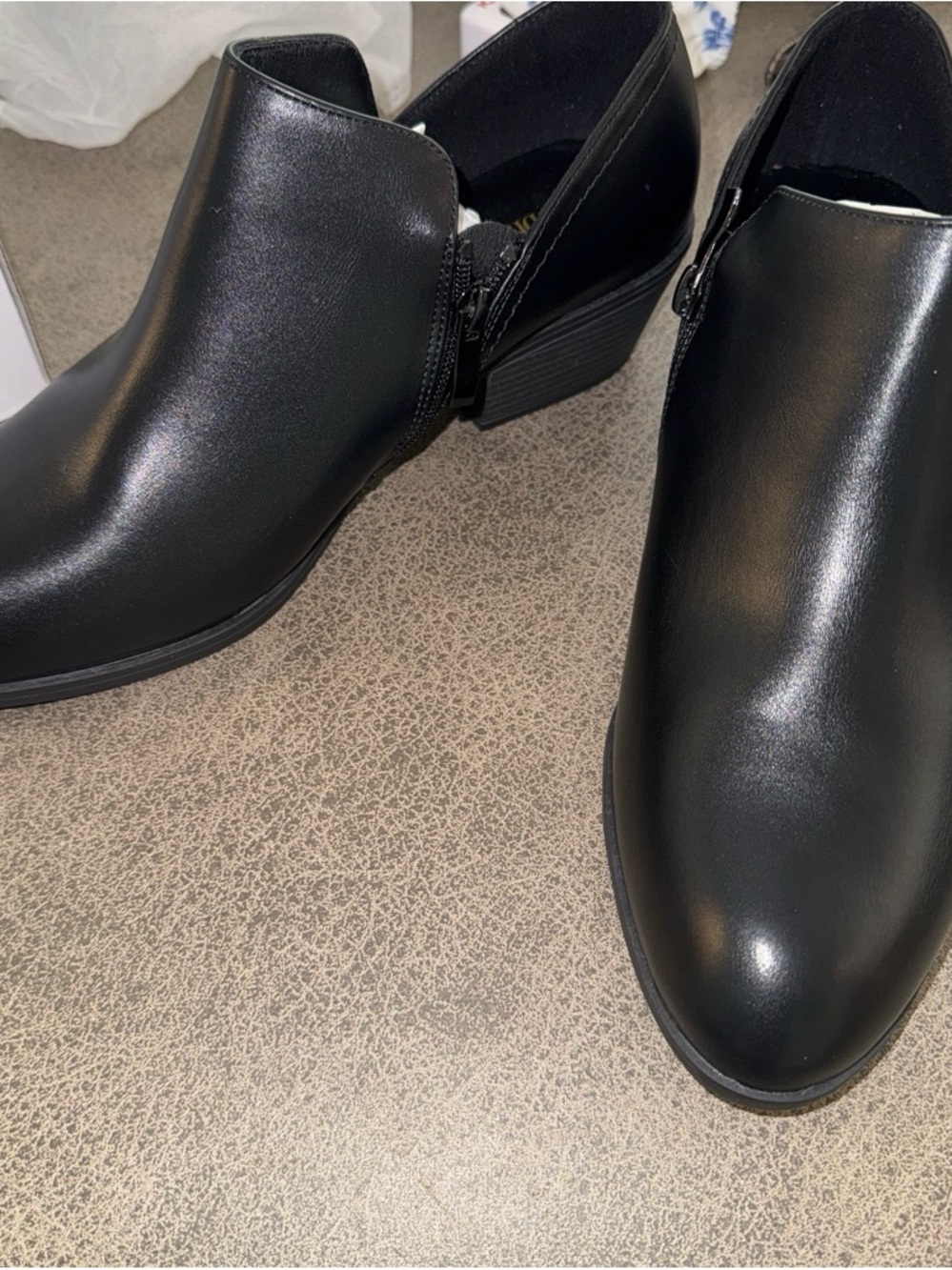 Dream Pairs Black Slip-On Shoes with Branded Dust Bag - Picture 3 of 6